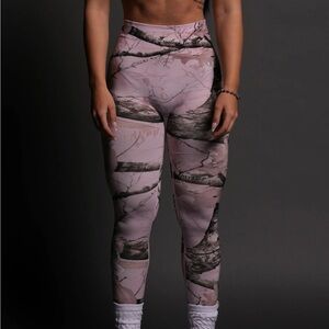 Darc Sport Women’s Seamless Scrunch Leggings in Baby Pink Woodland Camo Large